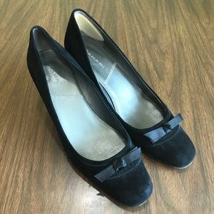 Tahari “Venus” Black Suede Heels, 10US